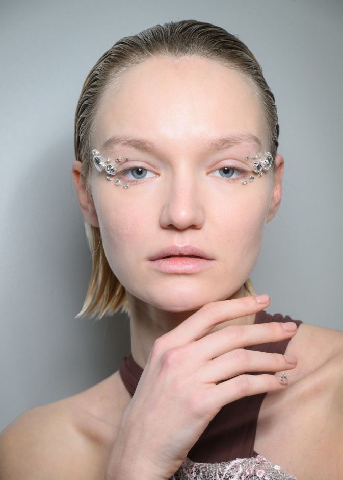 العناية اليومية باليدين ضرورية في الصيف