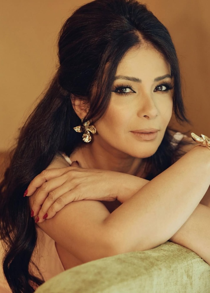 النجمة منى زكي صورة من حسابها على انستغرام