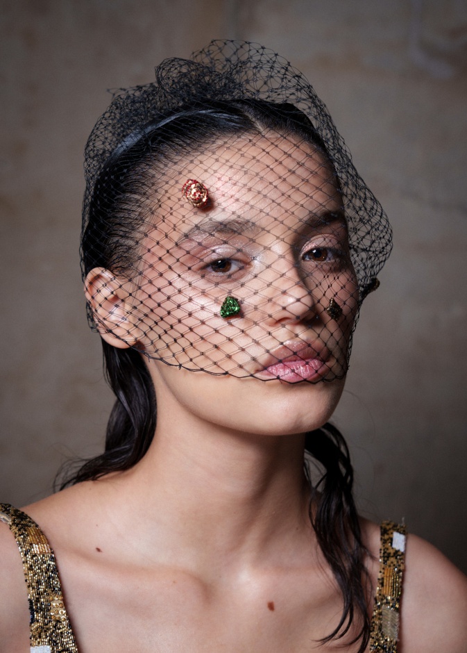 تسريحات الشعر المبللة مع اكسسوارات الشبك  من دار Rahul Mishra