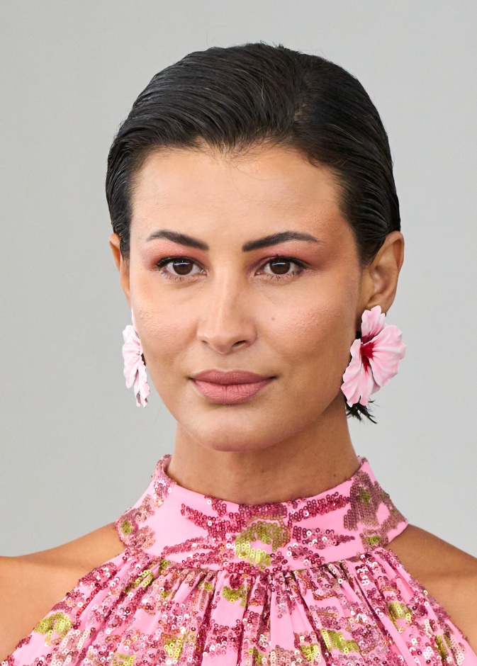 تطبيق الغلوس اللماع أساسي هذا الصيف من دار Dima Ayad