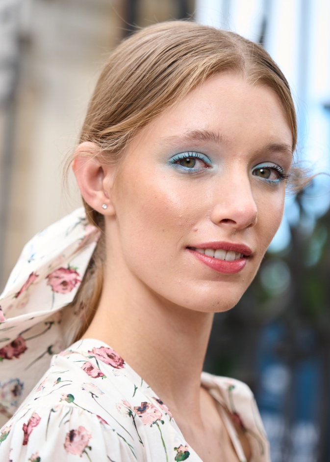رسمات المكياج الازرق الفاتح والمتموج من دار Beccaria