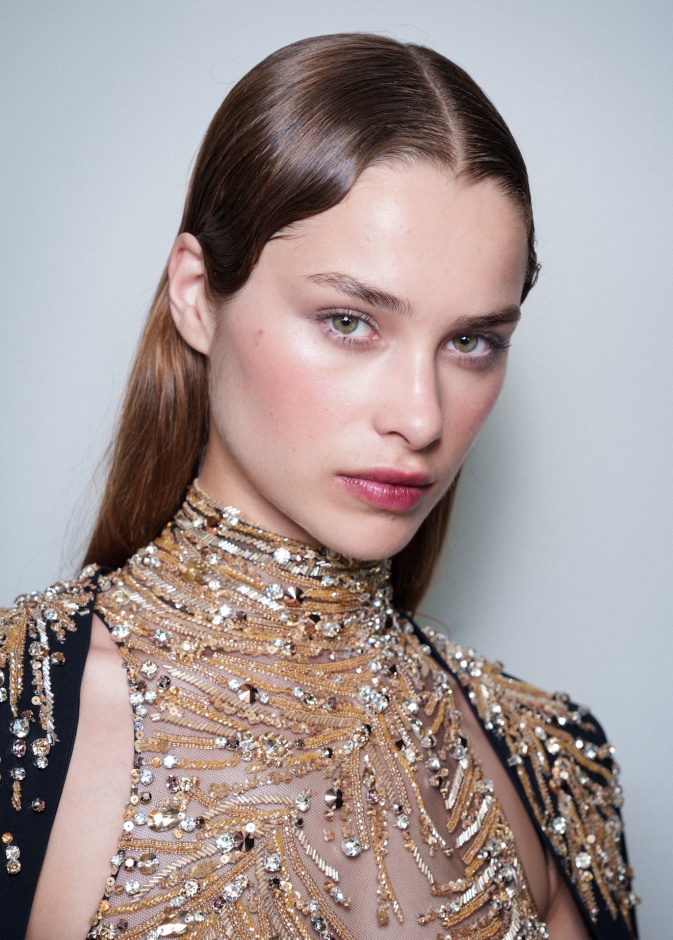 صيحة البلاشر البرونزي القوي بأسلوب Zuhair Murad