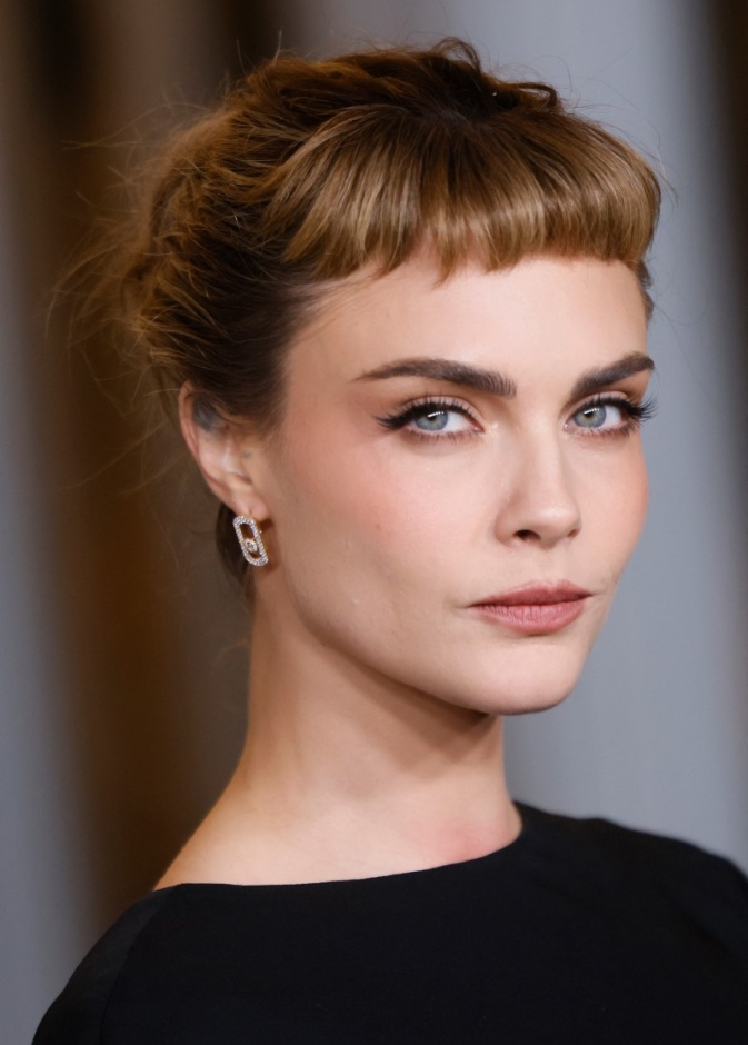 ماسكرا الحواجب العريضة والداكنة من وحي Cara Delevingne