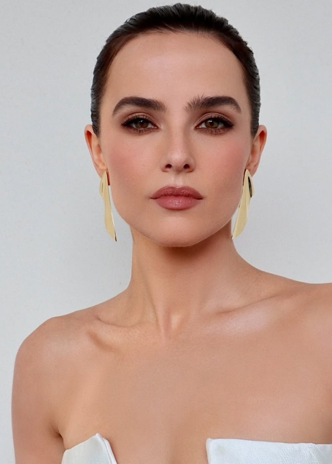 مكياج برونزي قوي وترابي بأسلوب Zoey Deutch- الصورة من حساب Hung Vanngo على انستغرام