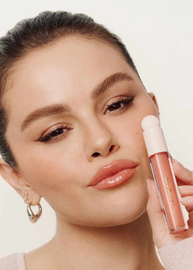 ملمّع الشفاه POSITIVE LIGHT LUMINIZING LIP GLOSS من علامة RARE BEAUTY