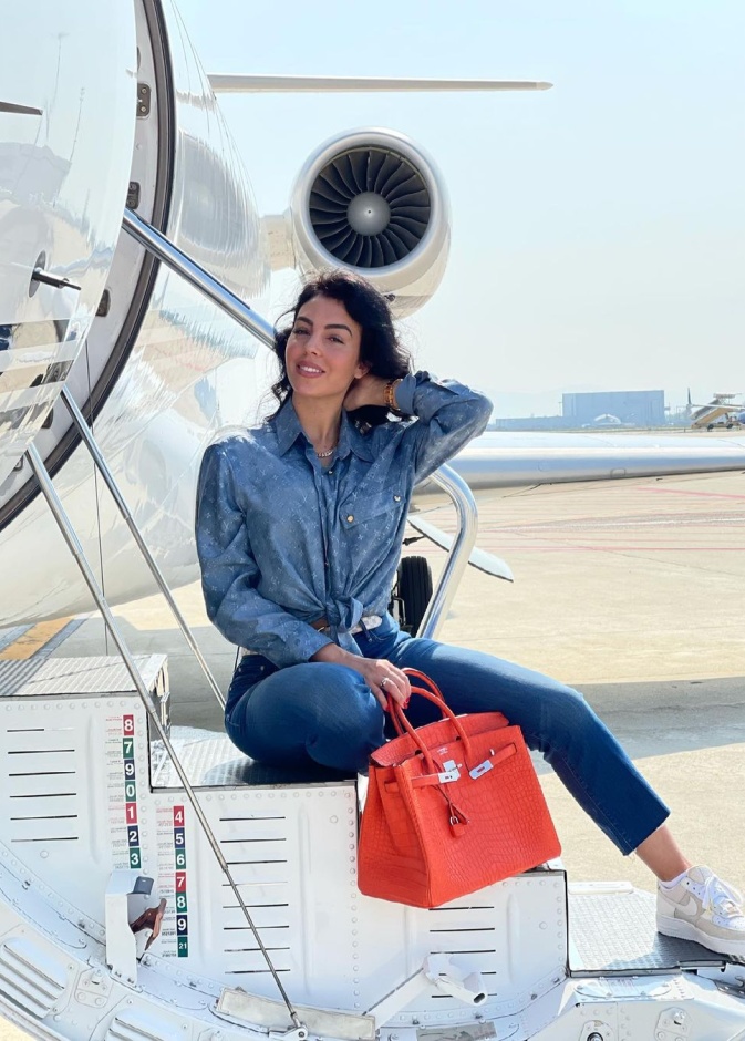 جمال النجمات في الطائرة