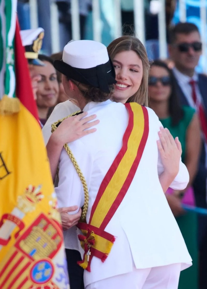 الأميرة ليونور في موقف عاطفي مؤثر مع شقيقتها الأميرة صوفيا