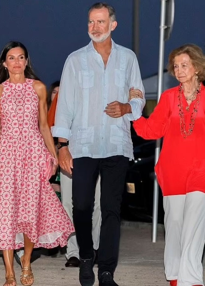 الملك فيليب يقضي إجازته مع العائلة ويستبعد شقيقته