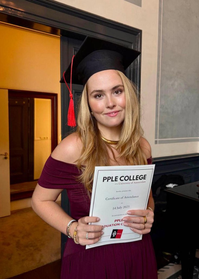 الأميرة كاثرينا أماليا تبهر الجميع بفستانها المكشوف في حفل التخرج