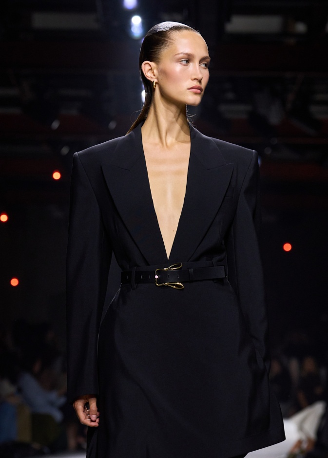 أفكار متنوعة لتنسيق الحزام من Bottega Veneta