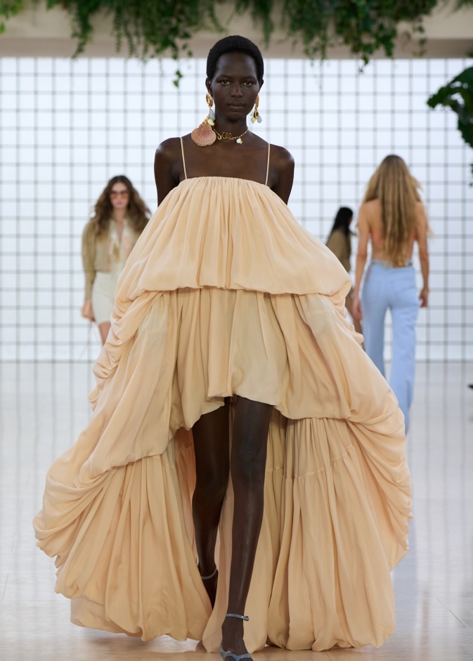 فستان واسع جداً وتصميم عصري من Chloe
