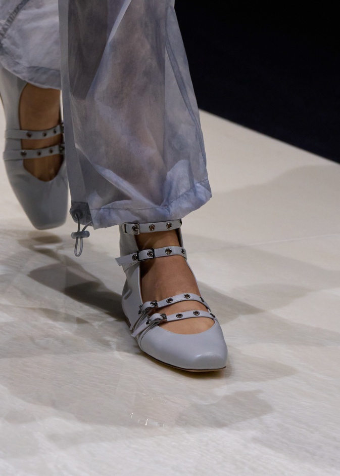 أحذية الباليرينا تُثبت مجدداً أنها الأجمل والأكثر عملية في صيف 2025