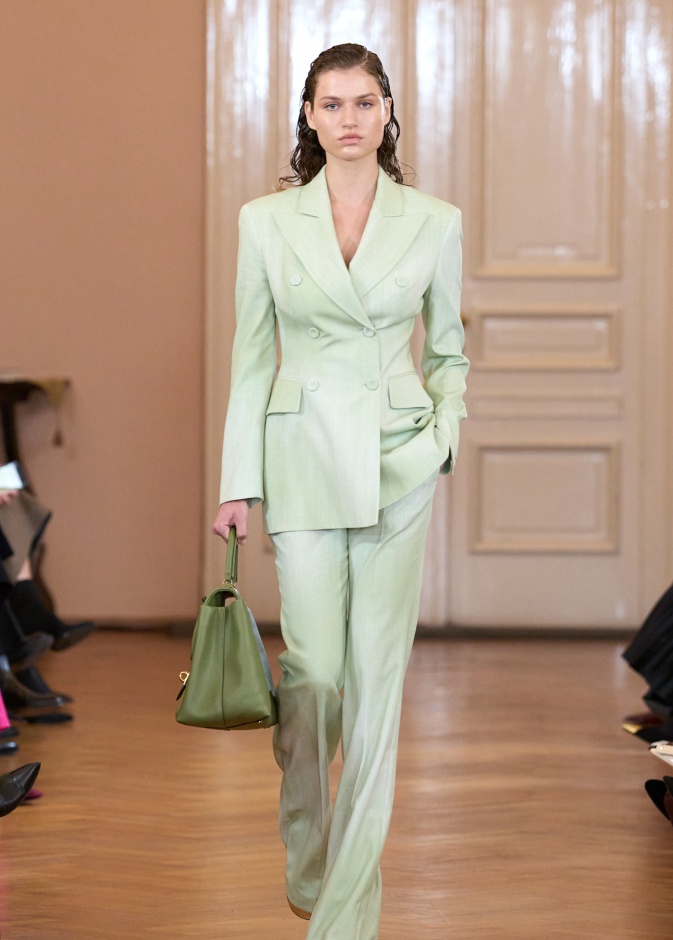 البدلات الرسمية تلتقي مع الألوان بأسلوب شبابي