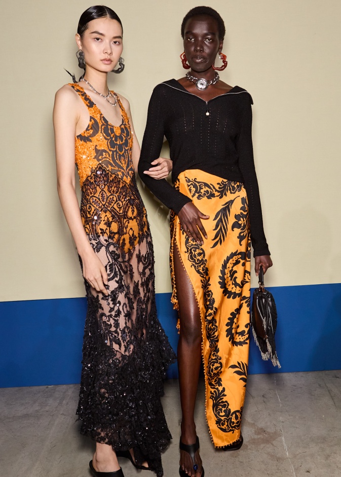 تنسيق اللّون الأسود بإطلالة من Etro