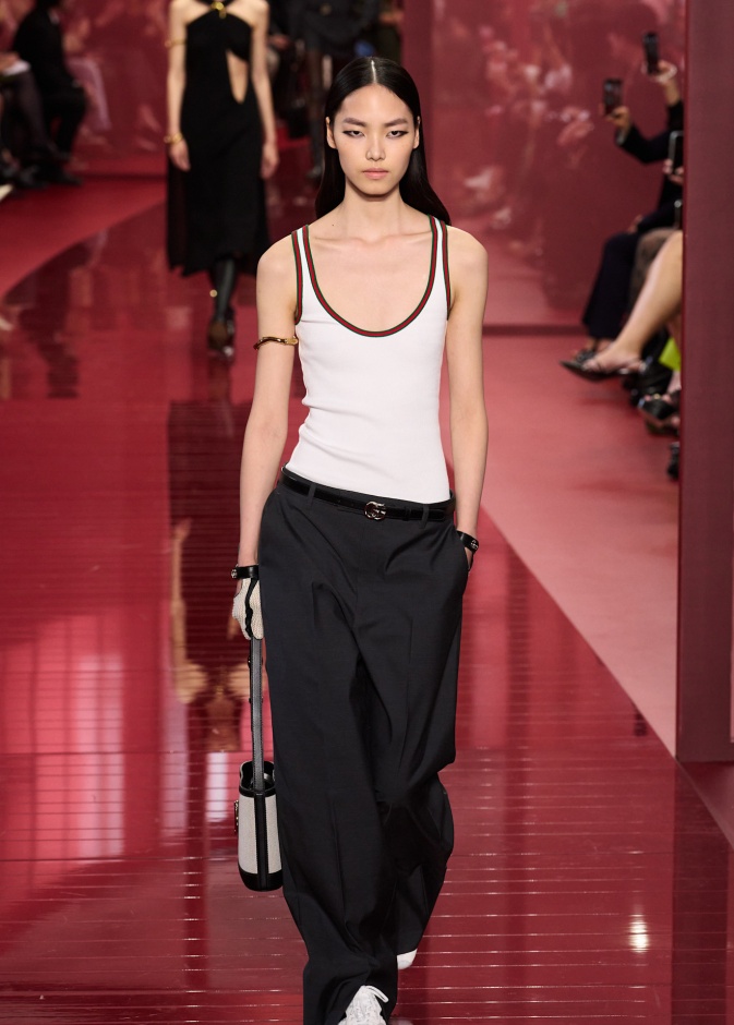 الـ Tank Top تتصدر مجدداً قائمة القطع الأكثر بساطة لكن الأكثر استعمالاً في الموضة