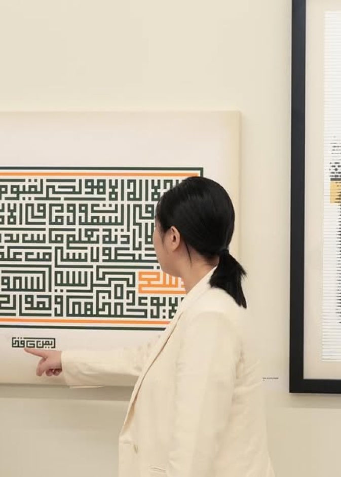 توقيع مذكرة تفاهم لتأسيس مجلس طريق الحرير الثقافي بين الفنان راشد الشعشعي وعميدة الأكاديمية الآسيوية للفنون كمبادرة استثنائية تربط السعودية والصين عبر الفن والثقافة.