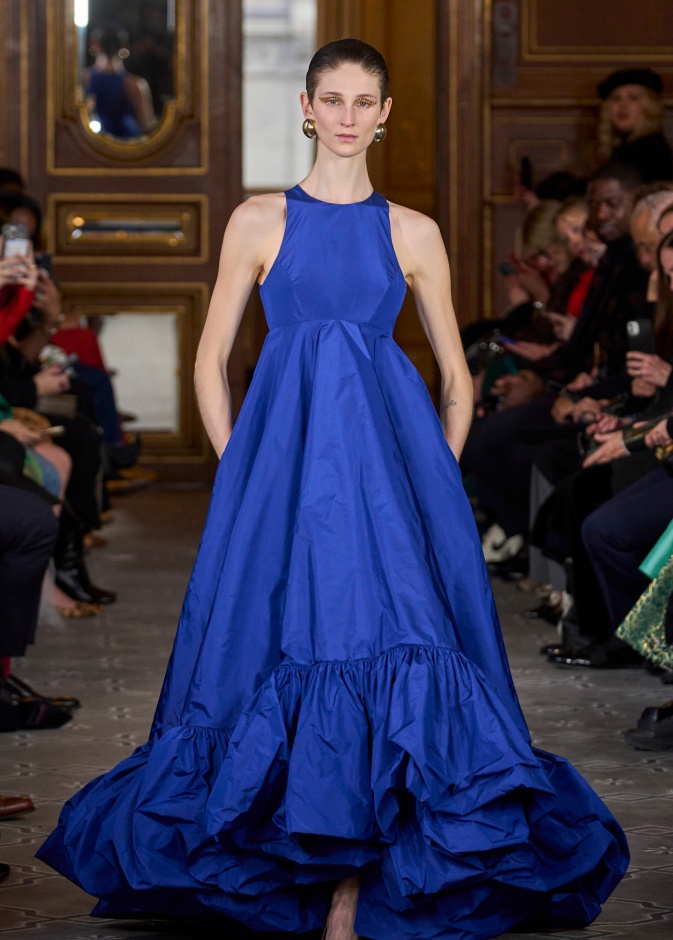 صيحات الفساتين النيلية بقصة الكلوش من دار Imane Ayissi