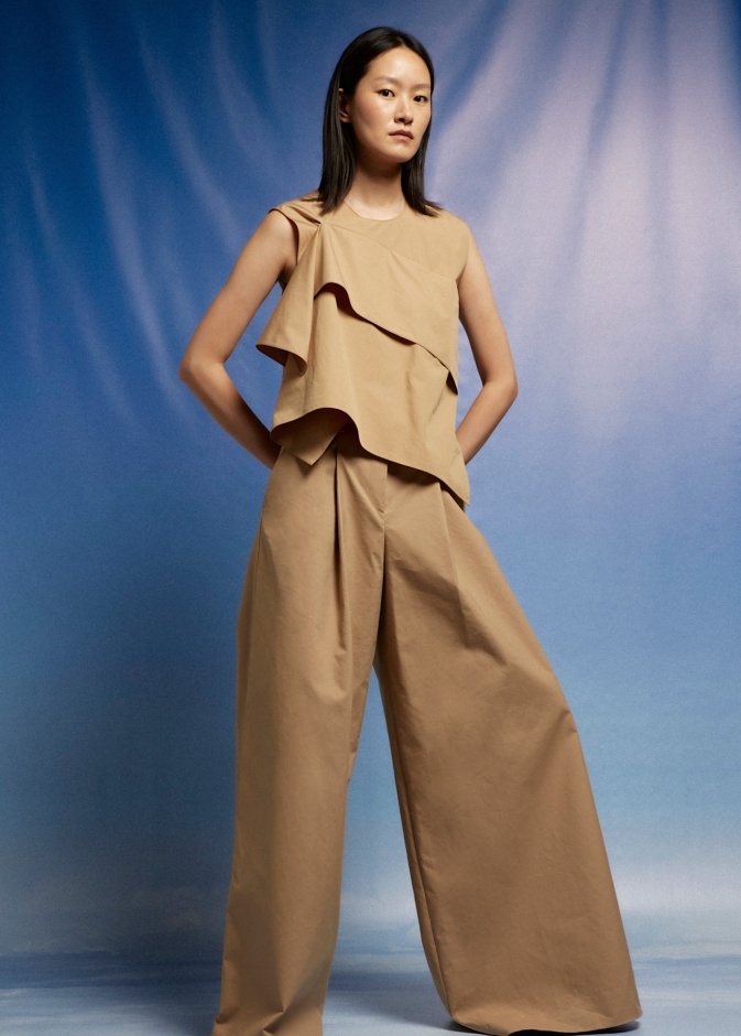 البيج في إطلالات صيف 2025 بإطلالة من Kayrouz