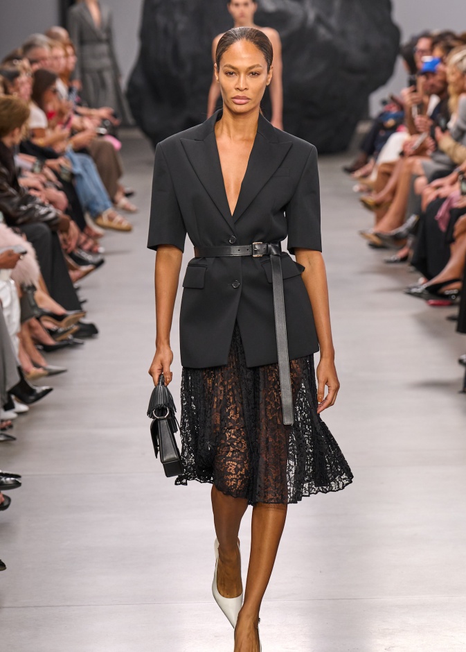 أناقة التنانير الشفافة في الضيف موضة تعبّر عن الأنوثة 