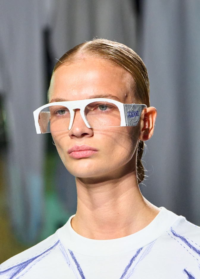 نظارات بعدسات شفافة مع إطار أبيض من Moschino
