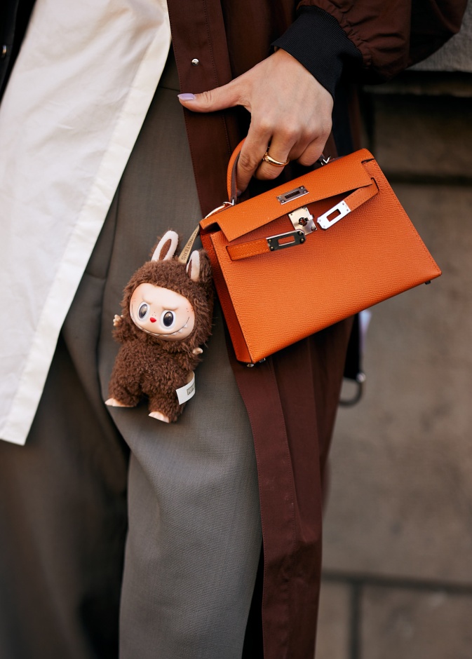 دمى "لابوبو" Labubu على حقيبة Hermes