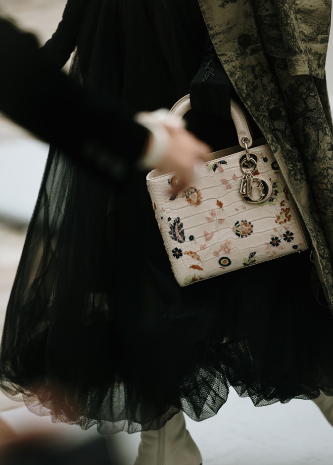 أكسسوارات بنقشة الورود في إطلالة من Street style