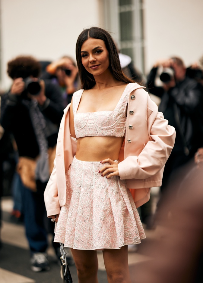درجات اللّون الزهري في إطلالة من Street style