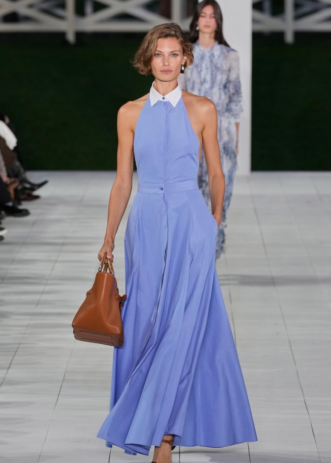 ​ تصاميم الياقة العالية 