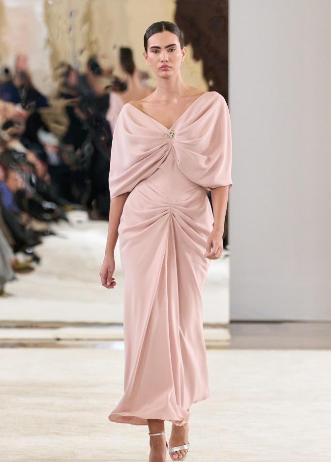 الفستان الزهري الفاتح يعيد رسم الطفولة بأسلوب أنيق