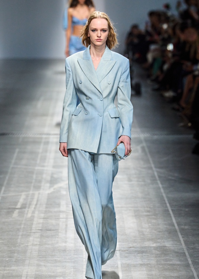 موضة البدلات الزرقاء وتصاميم تضمن لك الراحة والشياكة