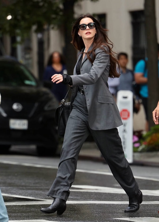 إطلالات ترسم أسلوب آن هاثاواي الجديد في فيلم The Devil Wears Prada 2