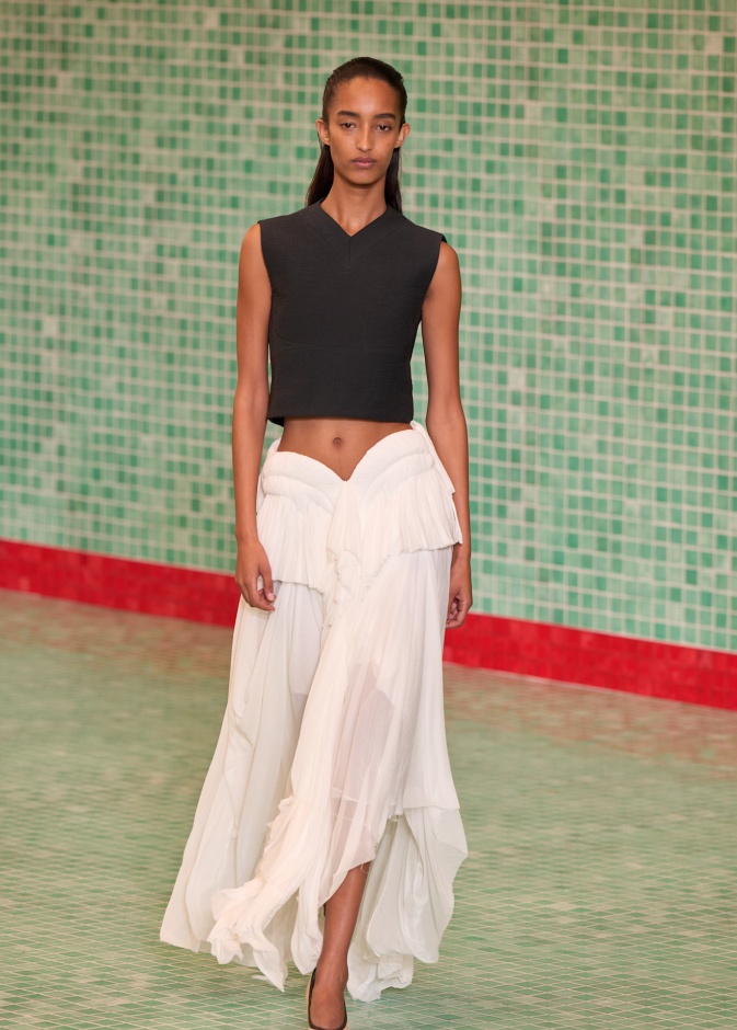 التنورة البيضاء القطعة الأساسية للـ “It Girl” هذا الصيف