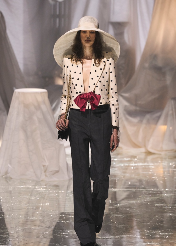 الفيونكة بديل الأزرار من Valentino