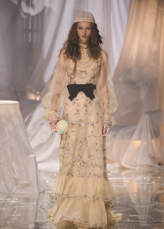 تنسيقات عصرية باللون البيج للبشرة الزيتونية من Valentino 