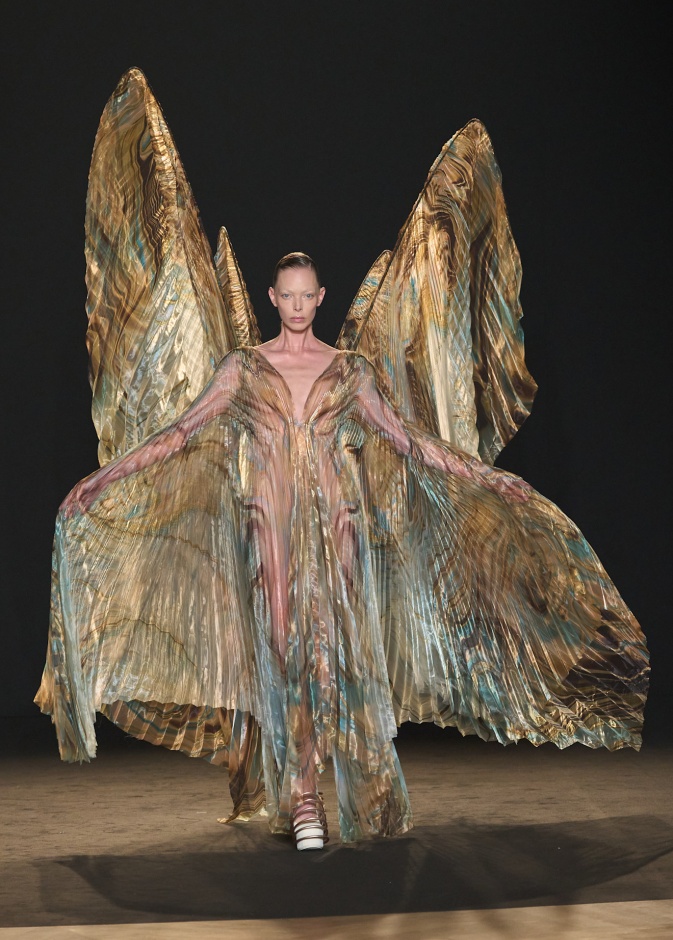 مجموعة Iris Van Herpen للأزياء الراقية لخريف وشتاء 2026-2025