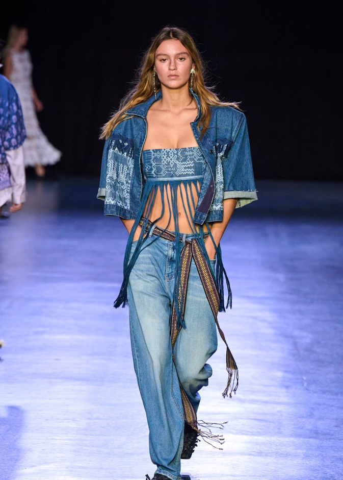 طرق لتنسيق السروال الدنيم في إطلالة من Vivienne Tam