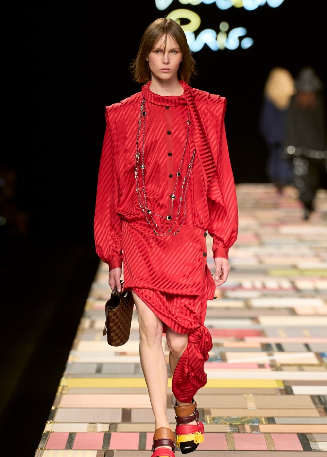 الأحمر الناري بإطلالة من Louis Vuitton