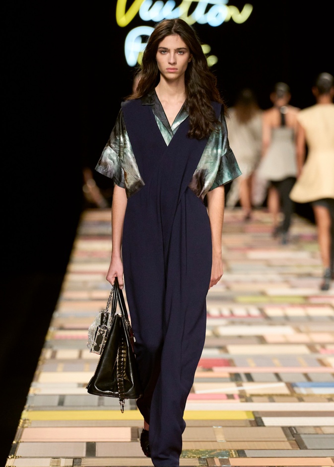 تنسيق اللّون الكحلي في إطلالة من Louis Vuitton