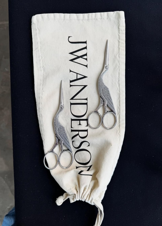 يطلق المصمم جوناثان أندرسون نهجاً جديدًا لعلامة JW Anderson