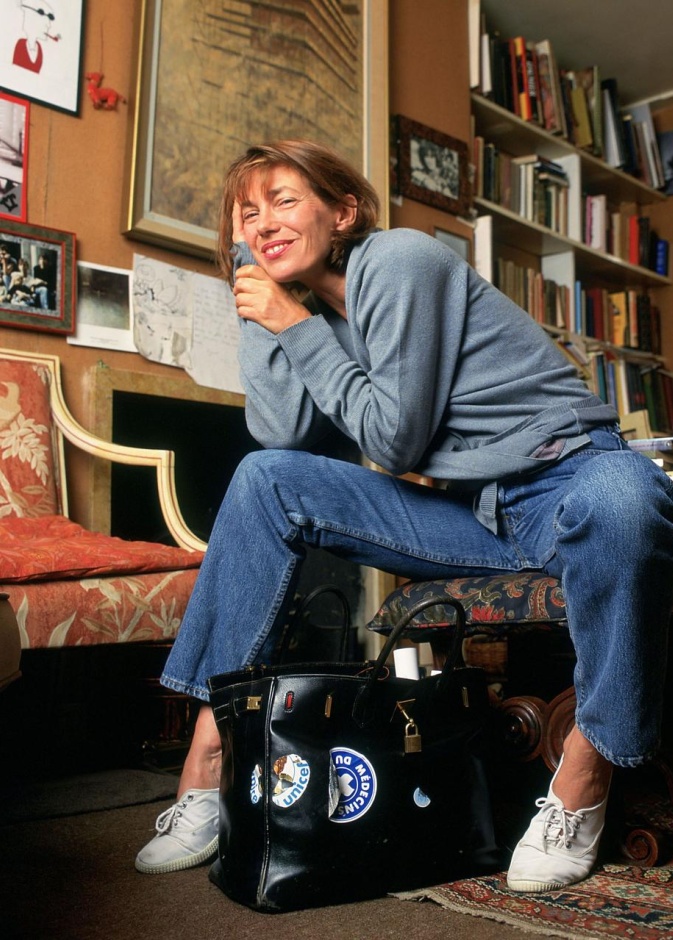 جين بيركين ومعها حقيبة "بيركين الأصلية" 