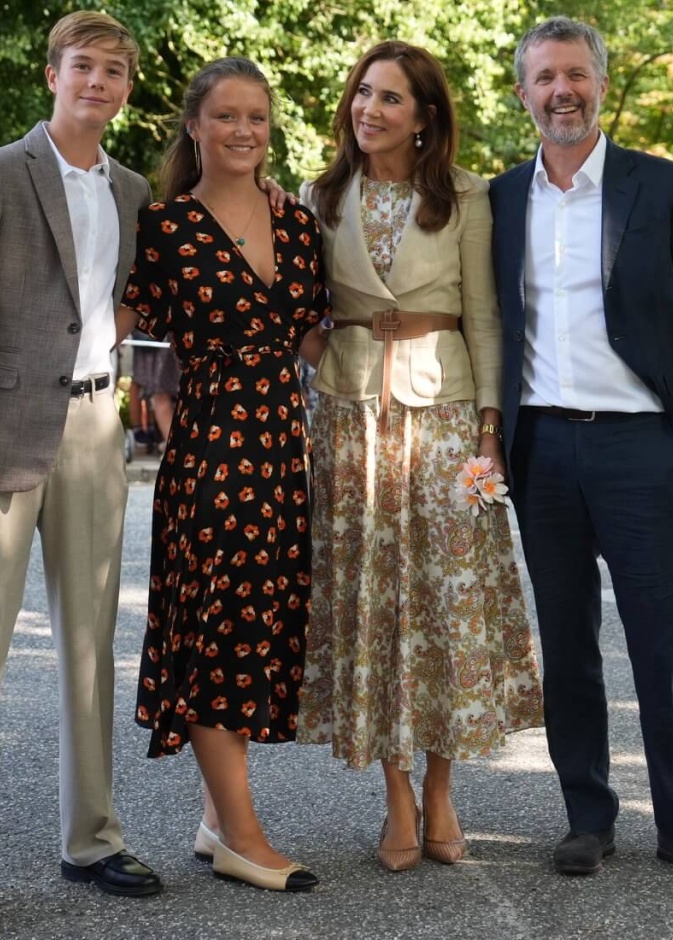 الأميرة إيزابيلا تعيد الحياة لبعض أفضل ملابس والدتها الملكة ماري