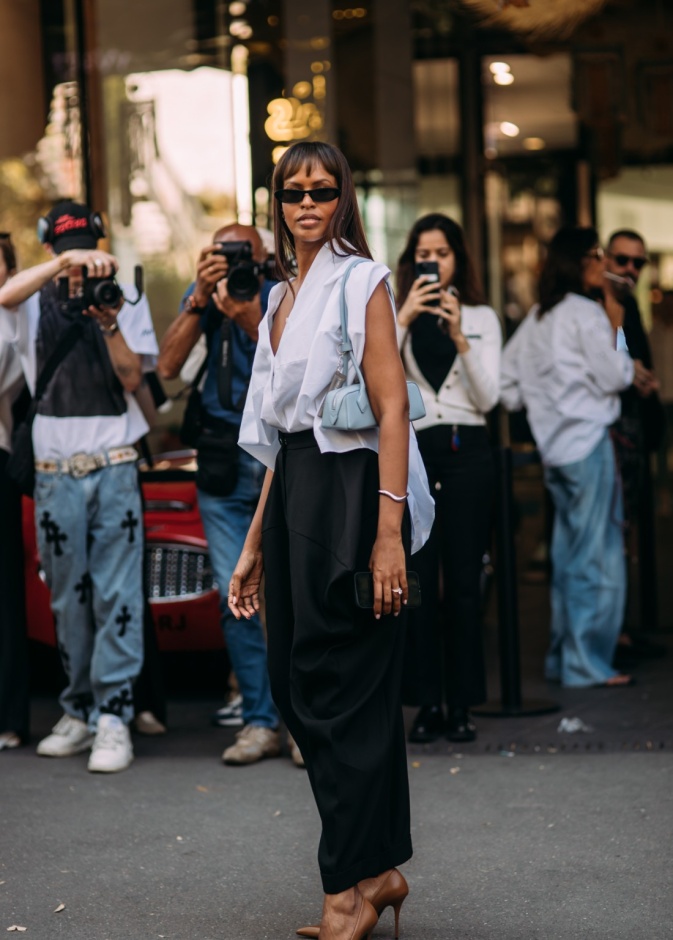 إطلالة أنيقة بألوان حيادية من شوارع باريس