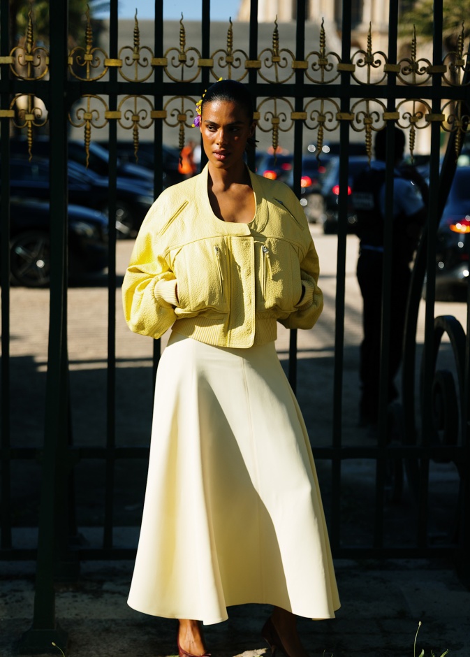 اطلالة باللون الأصفر