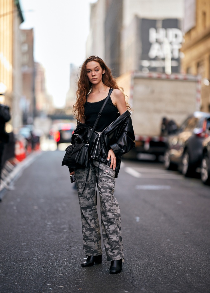 تعرفي على موضة الملابس العسكرية الأنثوية مع منسقة أزياء "هي" الخاصة