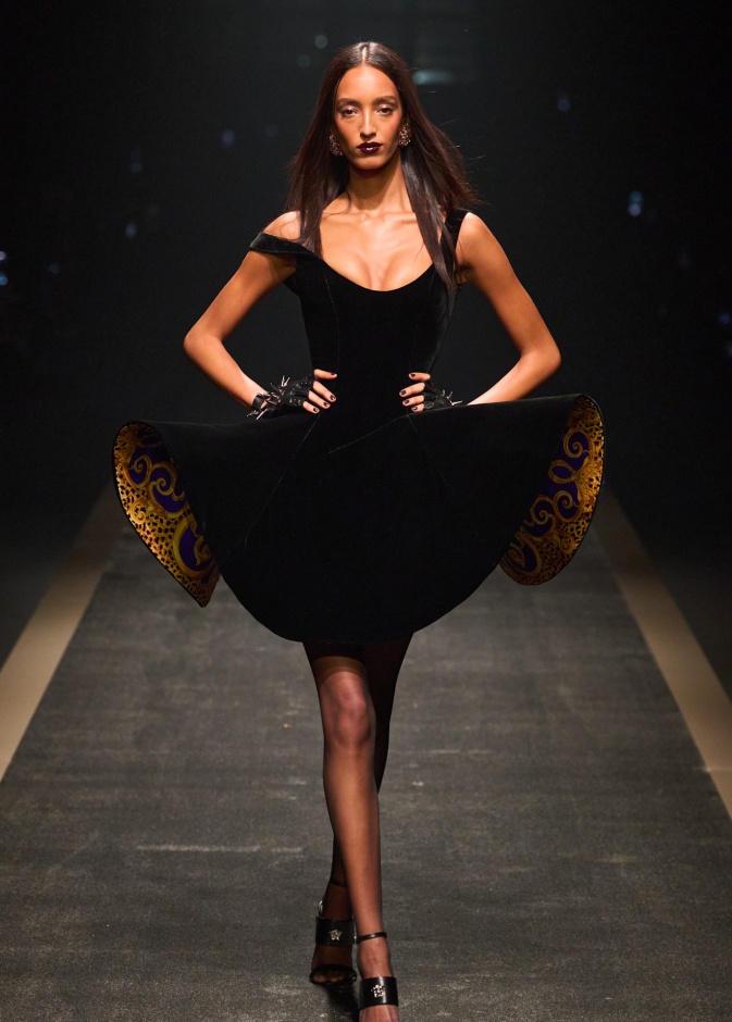 إطلالة تعبر عن الروك اند رول من Versace 