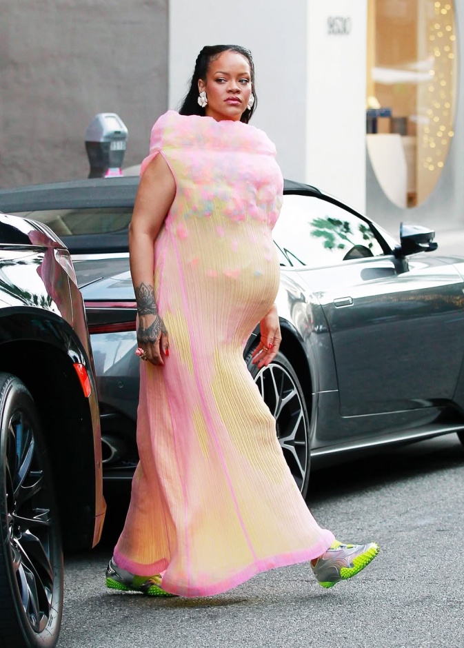 ريهانا بإطلالة من Issey Miyake