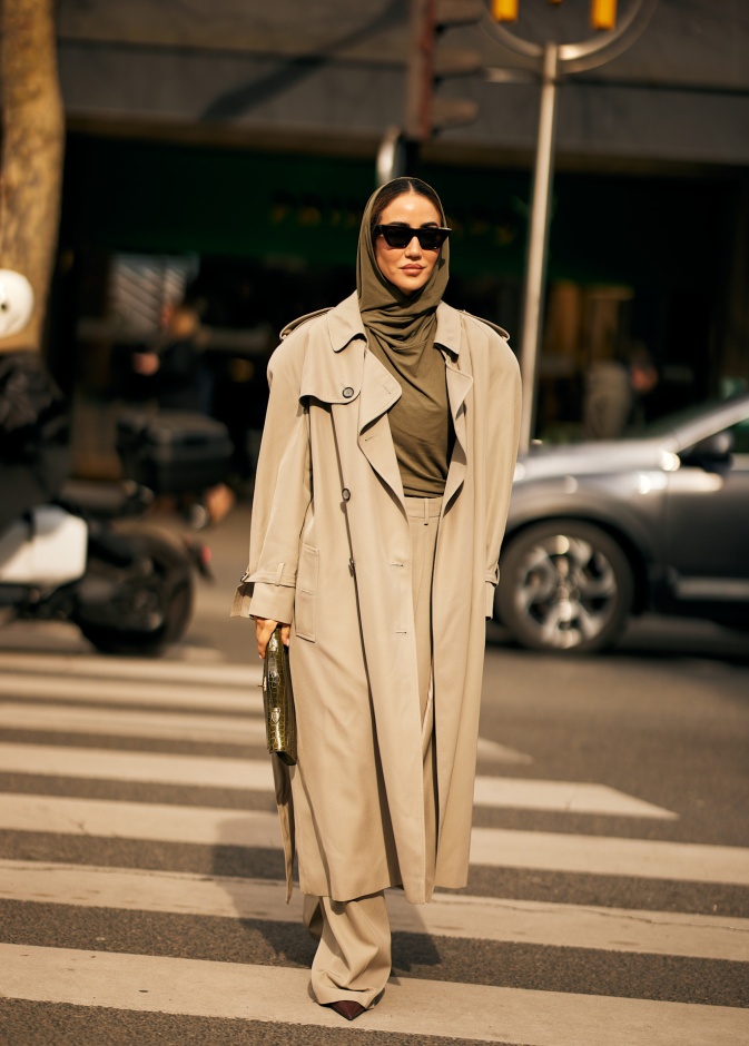 إطلالة محتشمة بالترينش كوت