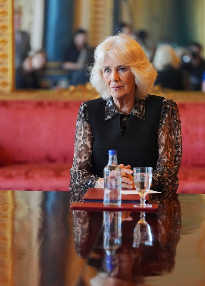 سلوك غريب من الملكة كاميلا يثير غضب أطباء باكنغهام