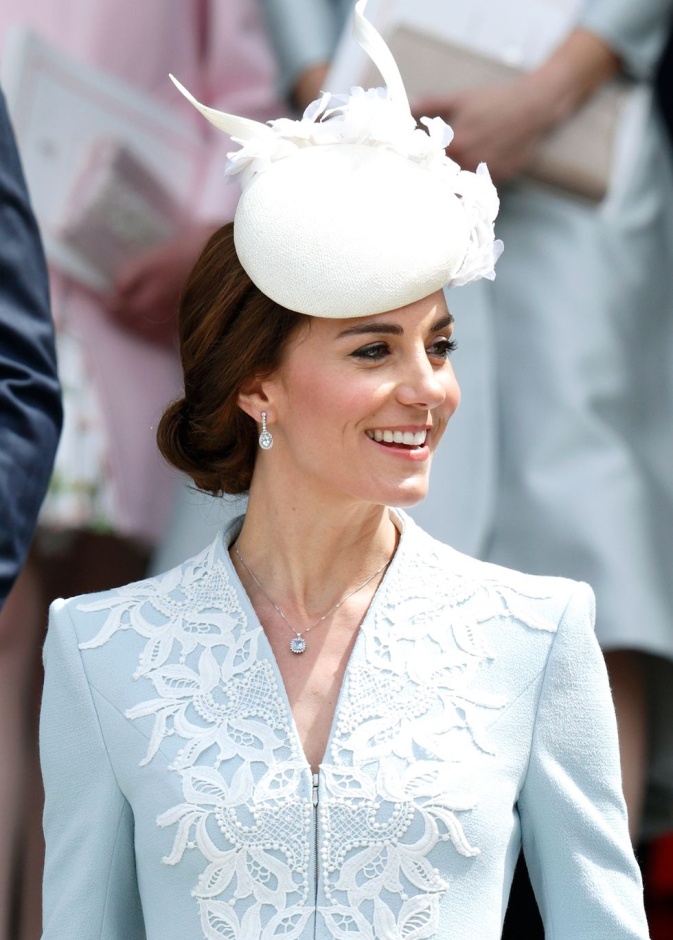 ببريق حجر الزبرجد.. أميرات وملكات العالم يلمعنّ بمجوهرات فارهة