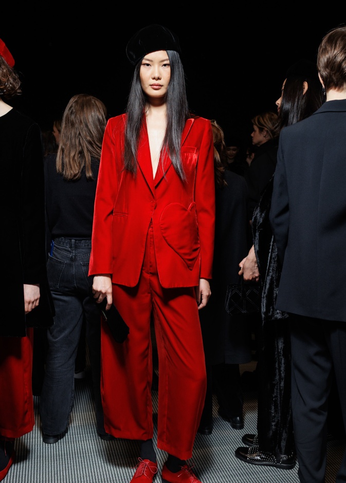 بدلة حمراء غير تقليدية من Emporio Armani